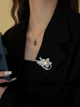 Moda İnci Takı Broş Rhinestone Çelenk Broş Kadınlar Barok Moda Zarif Yuvarlak Yaprak Broş Pin Parti Düğün Hediyesi