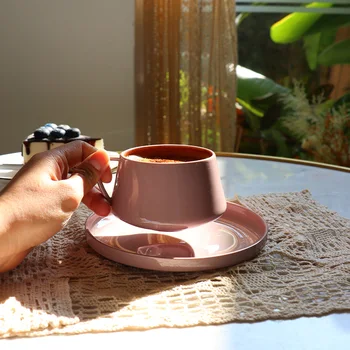 Pembe Minimalist Kahve fincan seti Öğleden Sonra Kullanımlık Porselen Çay Kahve fincan tabağı ile Koffie Kopjes Kahvaltı Eşyaları